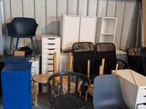 Il y a beaucoup de chaises et de tables différentes dans ce garage