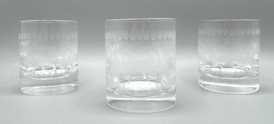 trois verres posés les uns à côté des autres sur une table