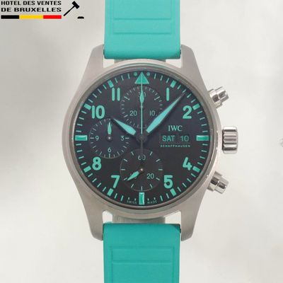 gros plan d'une montre-bracelet avec un bracelet bleu