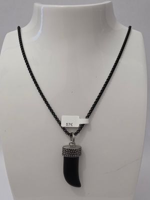 un collier noir et blanc orné d'un pendentif en forme de corne, monté sur une chaîne noire