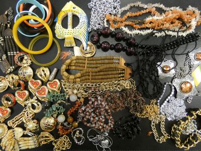 plusieurs types de colliers et de bracelets différents disposés sur une table