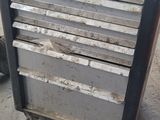 une boîte à outils en métal qui se trouve dans le garage