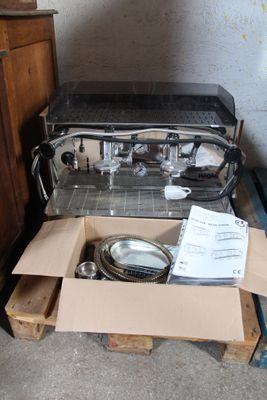 une boîte dans laquelle se trouve une cuisinière et une boîte dans laquelle se trouve une casserole