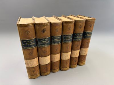 un ensemble de cinq vieux livres superposés