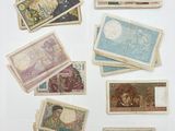 de nombreux types de billets de banque sur un fond blanc