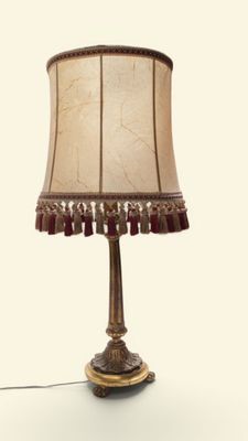 Lampe de salon en bois doré sculpté, le fût fuselé et cannel…