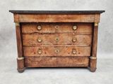 une commode en bois avec des poignées en laiton et un plateau en marbre