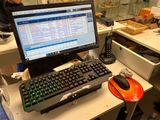 un ordinateur sur un bureau avec un clavier et une souris