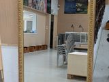un miroir posé sur le sol d'une pièce