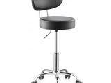 un tabouret noir et chromé muni de roulettes, sur fond blanc