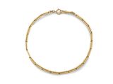 un bracelet en or orné de perles et muni d'un fermoir, sur fond blanc