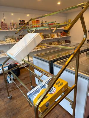 une vitrine au milieu d'un magasin remplie de produits alimentaires