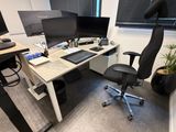un bureau équipé de deux écrans et d'un clavier