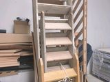 un escalier en bois au milieu d'une pile de cartons