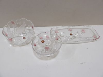3 plats en verre pressé à décor de tulipes dont une coupe su…
