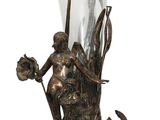un vase en verre surmonté d'une statuette