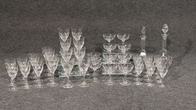 de nombreux verres posés sur une table devant un fond noir