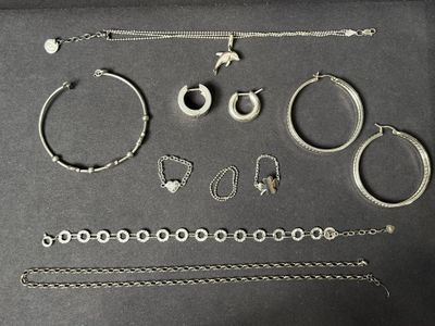 de nombreux bijoux en argent exposés sur une table