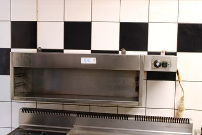 une photo d'une cuisine avec une cuisinière et une plaque de cuisson