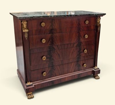 une image d'une commode avec un plateau en marbre