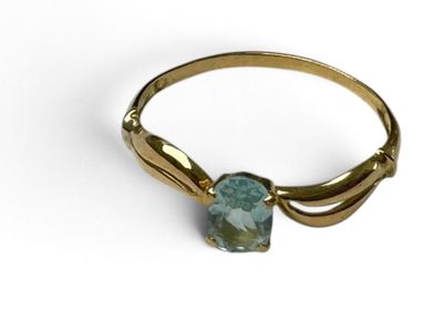 l'image d'une bague en or ornée d'une pierre bleue