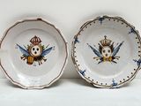 deux assiettes à motifs différents posées sur une surface blanche