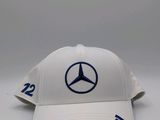 une casquette blanche ornée du logo Mercedes