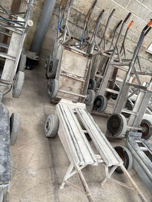 beaucoup de chaises et de chariots dans un entrepôt