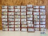 un grand nombre de boîtes empilées les unes sur les autres