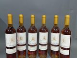 six bouteilles de vin sont alignées dans une rangée