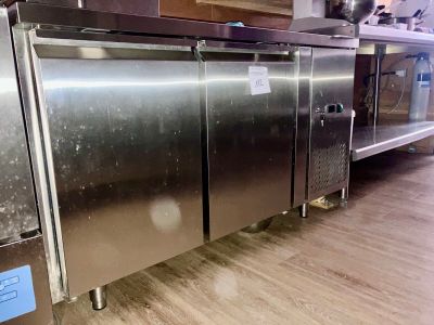 deux réfrigérateurs en acier inoxydable dans une cuisine avec un parquet