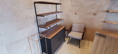 une pièce dans laquelle se trouvent une étagère et une chaise