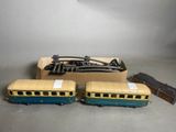 deux petits trains assis l'un à côté de l'autre sur une table