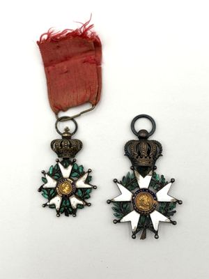deux médailles et un ruban rouge sur un fond blanc