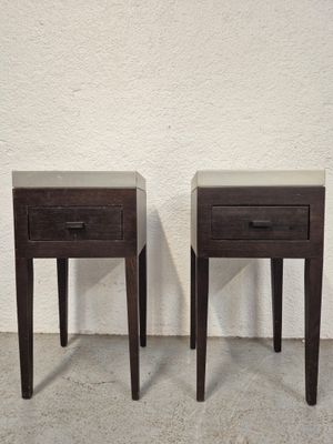 deux petites tables avec des tiroirs de chaque côté