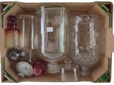une boîte contenant tout un tas d'objets en verre