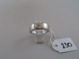 une bague en argent sertie d'un diamant, à laquelle est attachée une étiquette de prix