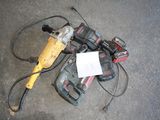 une perceuse filaire et un marteau perforateur filaire posés par terre