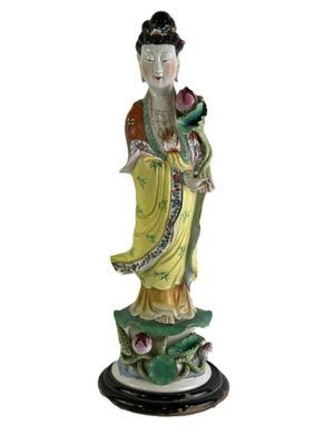 figurine chinoise représentant une femme tenant une fleur dans la main droite