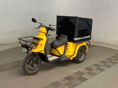 un scooter jaune avec un coffre à l'arrière