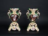 paire de vases anciens en porcelaine ornés de scènes peintes à la main