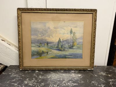 une vieille photo représentant un tableau posé sur une table près d'un mur