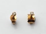 une paire de boucles d'oreilles en or et diamants sur fond blanc