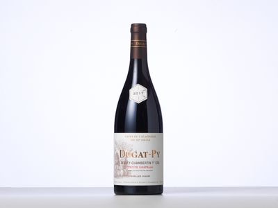 la bouteille de vin rouge est posée sur la table