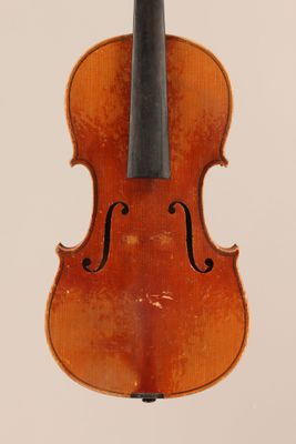 un vieux violon avec un archet sur fond blanc