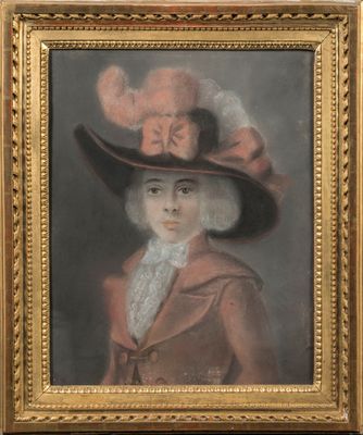 portrait d'une dame vêtue d'un manteau rose et d'un chapeau orné d'une plume rose