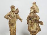 paire de figurines anciennes représentant un homme et une femme