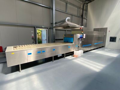 un tapis roulant au milieu d'une grande pièce