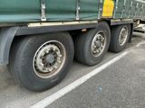 un camion vert garé sur le bord de la route