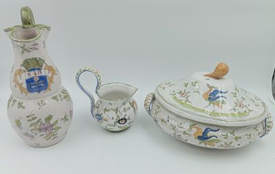 trois types différents d'objets en porcelaine sur un fond blanc